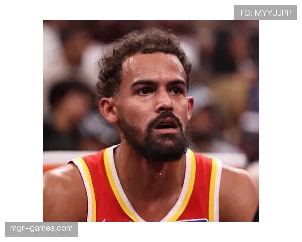 特雷·杨场下穿拖鞋逛商场，这松弛感真是他本人？